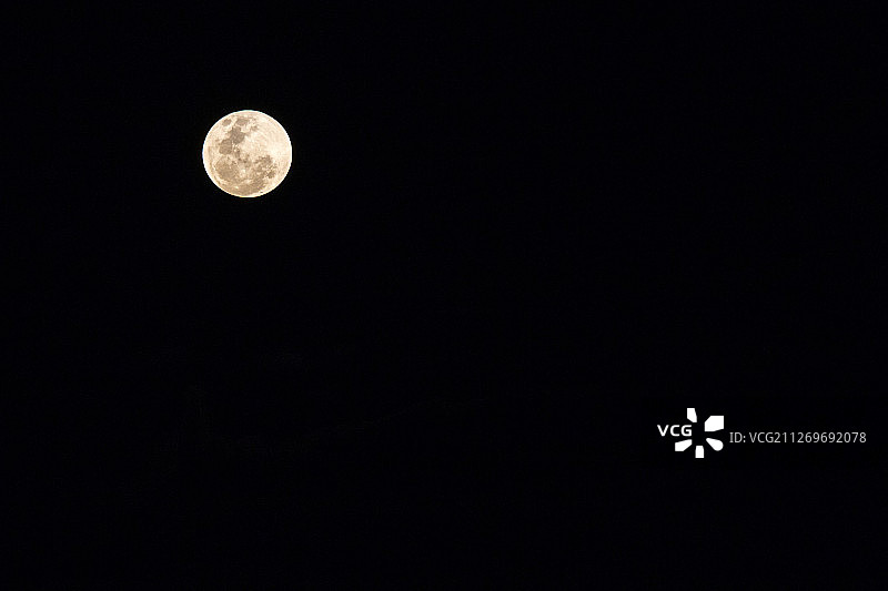 新西兰奥克兰夜空中的满月图片素材