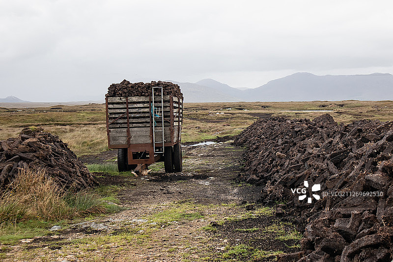 爱尔兰共和国坎图尔克沼泽地的草皮收获图片素材