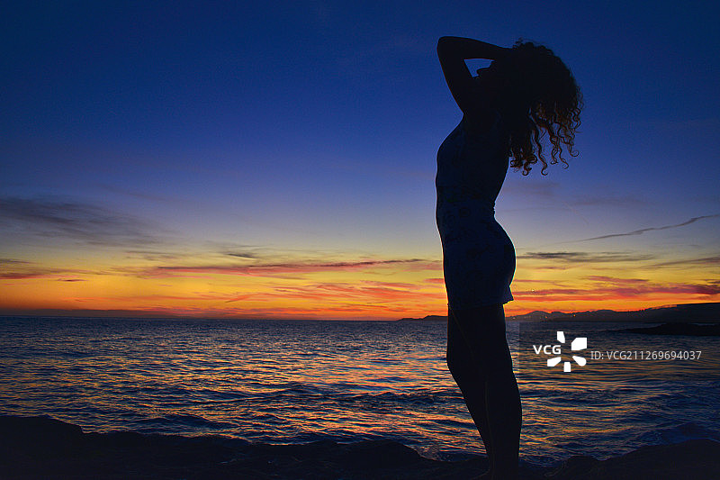 西班牙，圣克鲁斯德特内里费，黄昏时海滩上女人的剪影图片素材