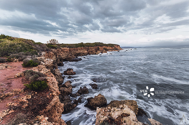 乌云密布的天空在岩石海岸，Katakolo，希腊图片素材
