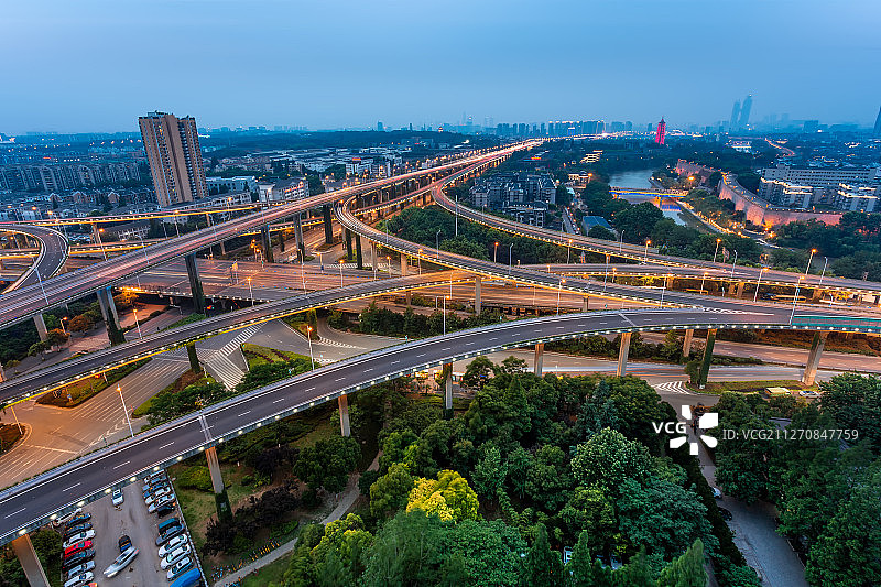 中国江苏省南京市双桥门立交桥城市天际线入夜景观俯瞰图片素材