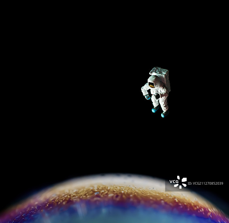 宇航员模型与肥皂泡星球图片素材