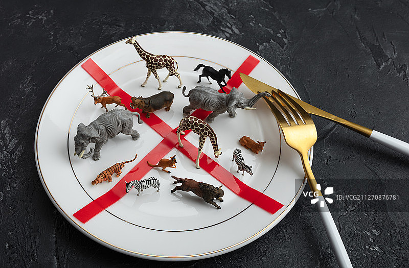禁止食用野生动物餐盘里红叉与餐具图片素材