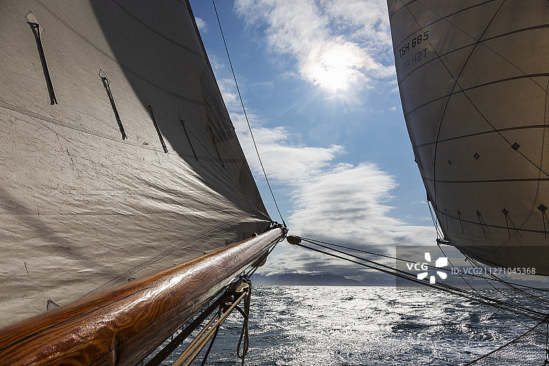 风帆和木制帆船在阳光明媚、宁静的大西洋上空盘旋图片素材