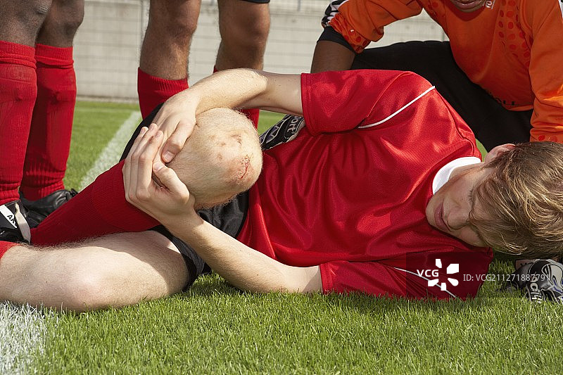 膝盖受伤的足球运动员图片素材