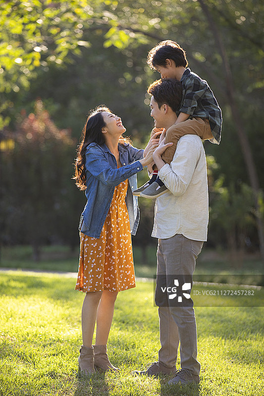快乐的年轻家庭在公园共享美好时光图片素材