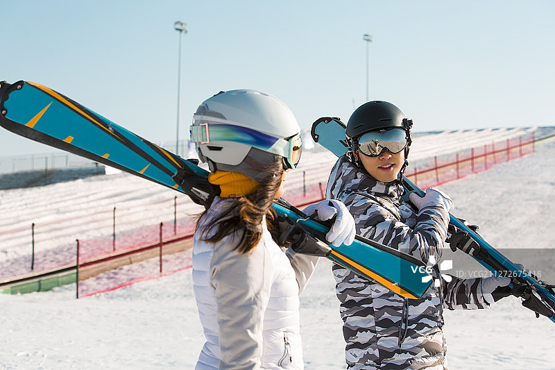 青年男女在户外滑雪场准备滑雪图片素材