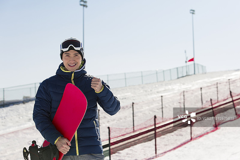 户外滑雪的青年男子欢呼加油肖像图片素材