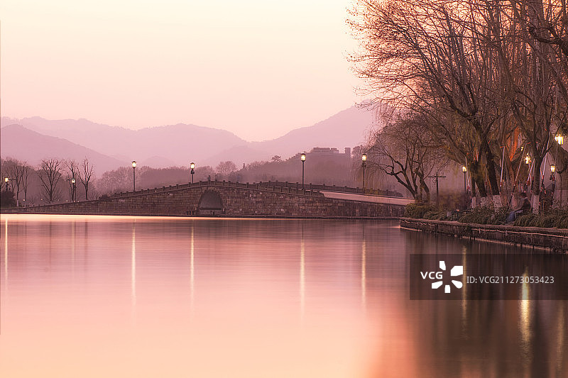 暮色中的杭州西湖断桥图片素材