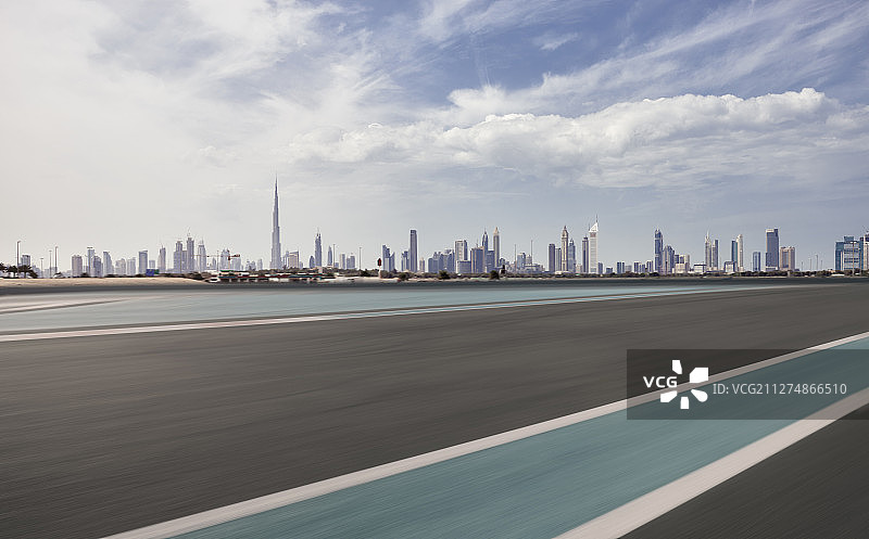 迪拜CBD城市远景和F1赛道速度特效图片素材