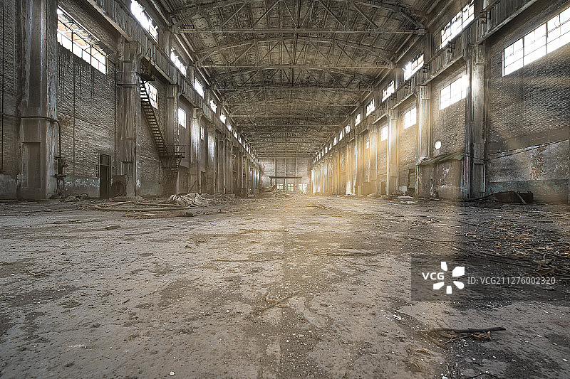 空旷破旧废弃的工业厂房图片素材