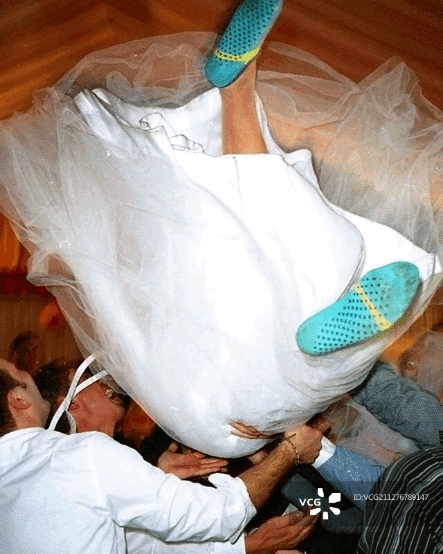 新娘在婚宴上被一群男人举起，3D立体效果图片素材