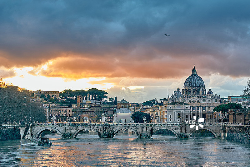 圣彼得大教堂和台伯河在傍晚的高水位和戏剧性的日落天空。意大利罗马，梵蒂冈的圣彼得大教堂和圣安杰洛桥图片素材