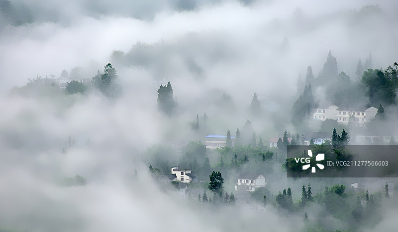 雾色笼罩中的山村，犹如缥缈仙境图片素材