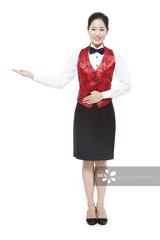 穿着服务员制服的女人做引导动作的照片图片素材
