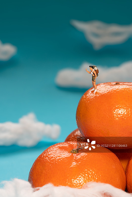 站在橙子上的模型小人图片素材