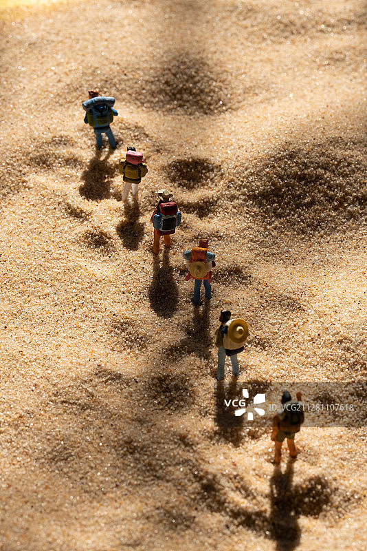 微缩仿真小人沙漠徒步旅行图片素材