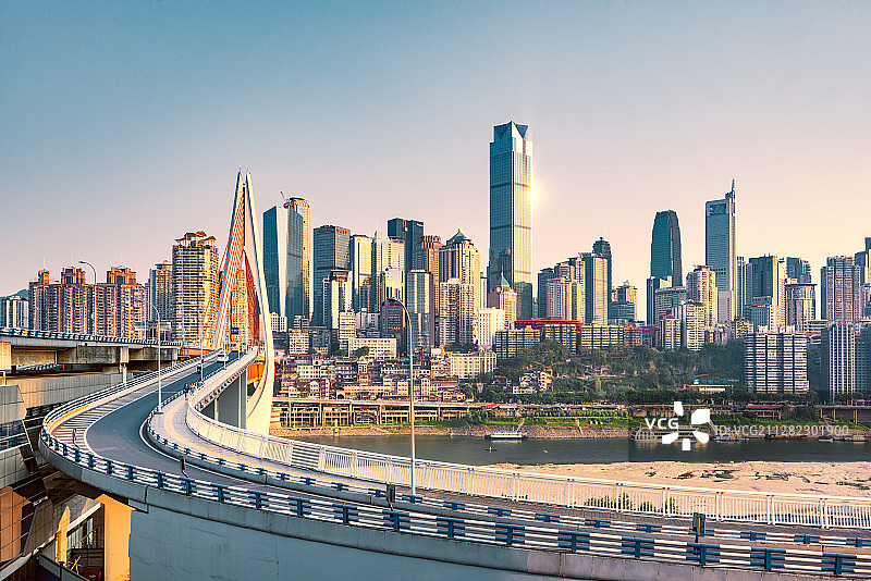 黄昏时分的重庆千厮门大桥与渝中区城市天际线图片素材