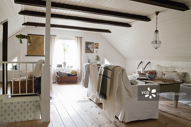 斯堪的纳维亚乡村风格的阁楼客厅图片素材