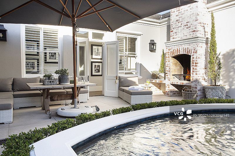 带有庭院花园露台和游泳池的古典住宅图片素材