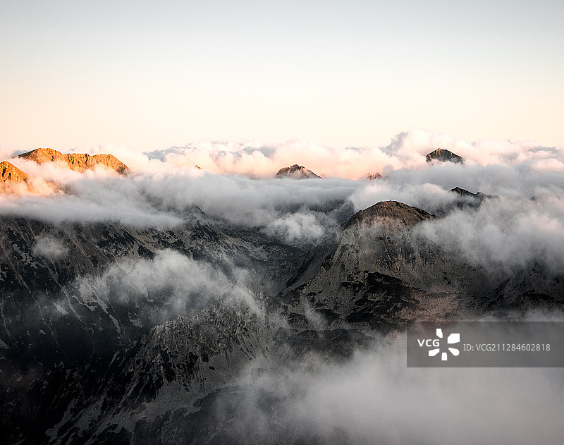 保加利亚戈瑟德尔切夫，日出时云雾缭呈的高山上空图片素材