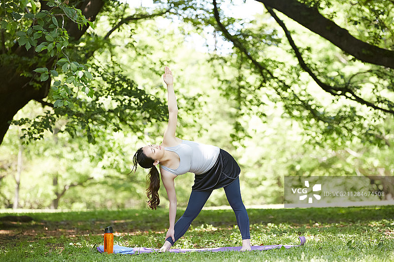 公园瑜伽的女性图片素材