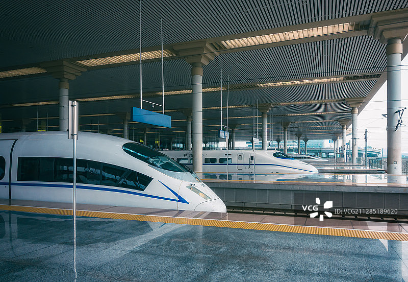 蓄势待发的中国高速铁路列车图片素材