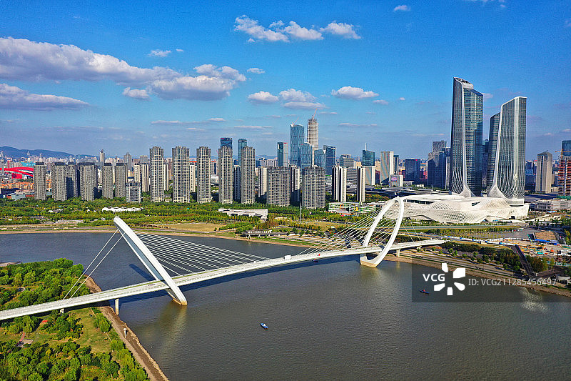 蓝天白云下的南京眼步行桥图片素材