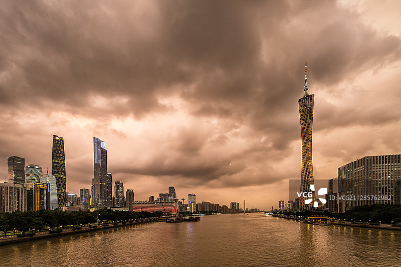 广州塔与珠江新城暴风雨来临图片素材