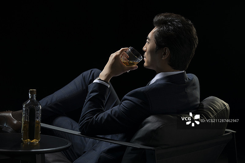 成功的商务男士喝酒图片素材