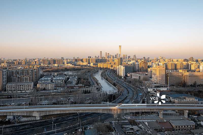 划过北京国贸下的高铁图片素材