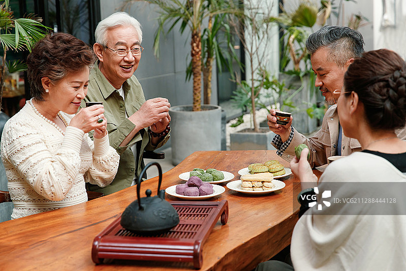 中老年人喝茶聊天图片素材