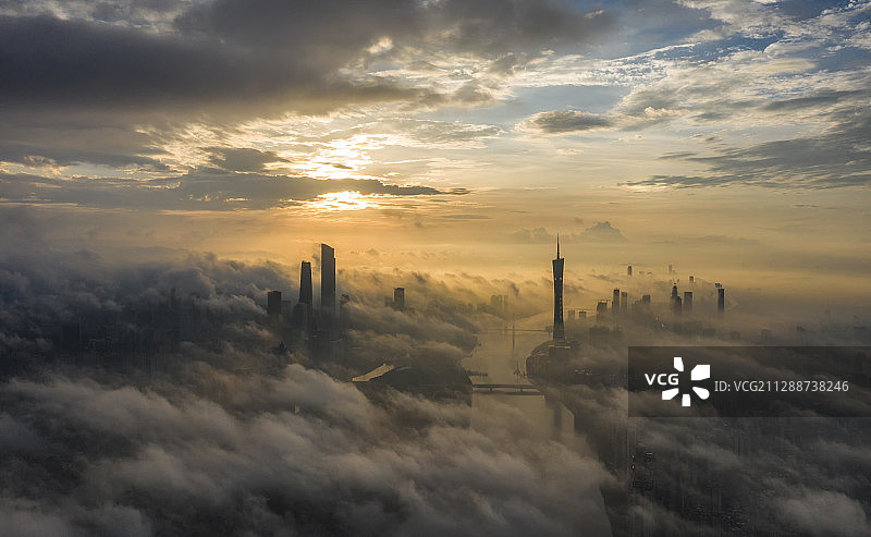 广州清晨，航拍云海之上的日出图片素材
