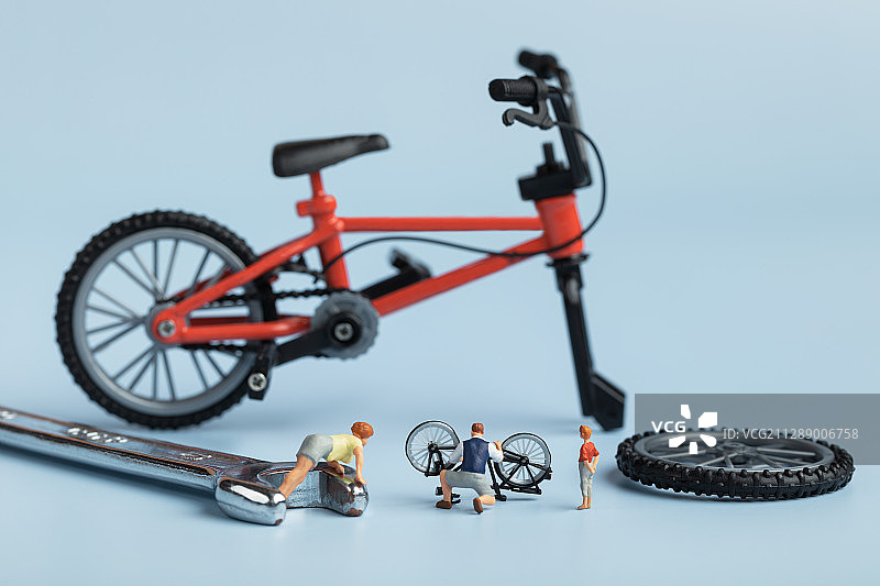 各类工具父亲给孩子组装自行车图片素材