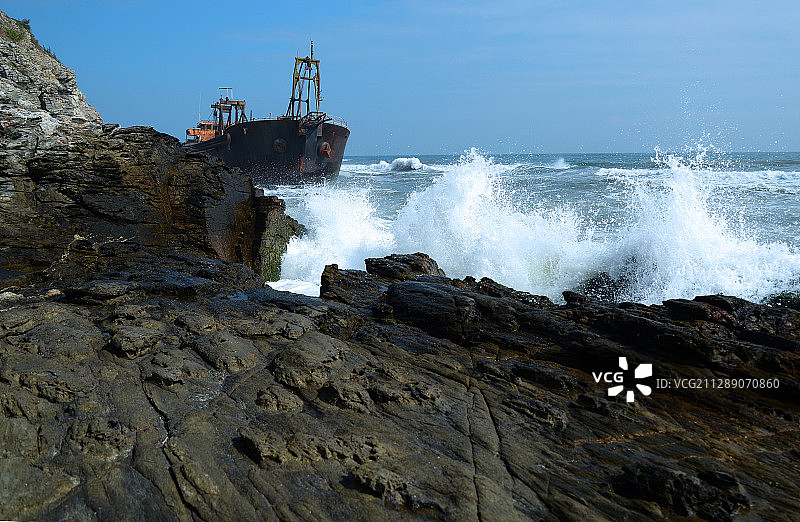 惠东盐洲岛黑排角礁石与废弃船图片素材