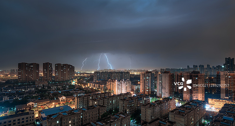 武汉市南湖花园夏季的的闪电图片素材