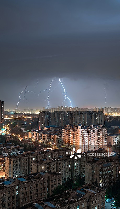 武汉市南湖花园夏季的雷电图片素材