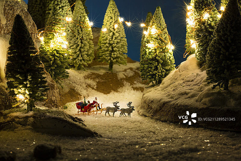 人偶模型圣诞老人驾着驯鹿雪橇车送礼物创意静物图片素材