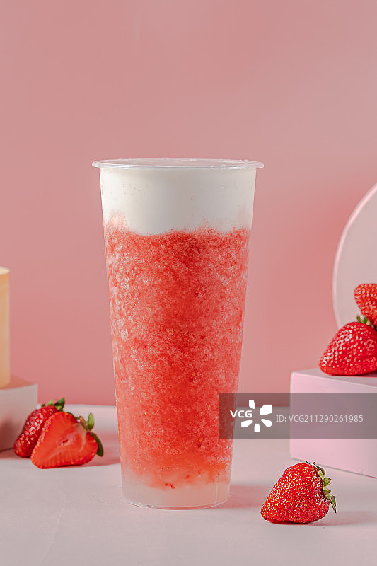 草莓芝士冰激凌奶茶图片素材