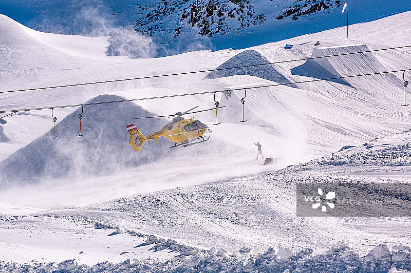 直升机在山区紧急降落图片素材