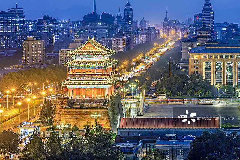 中国首都北京前门大街钟鼓楼古建筑天安门广场夜景城楼车轨晚高峰图片素材
