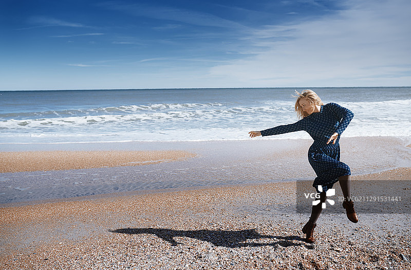 快乐的女人在海边玩图片素材