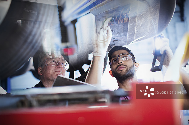 男机械师在汽车修理厂工作图片素材