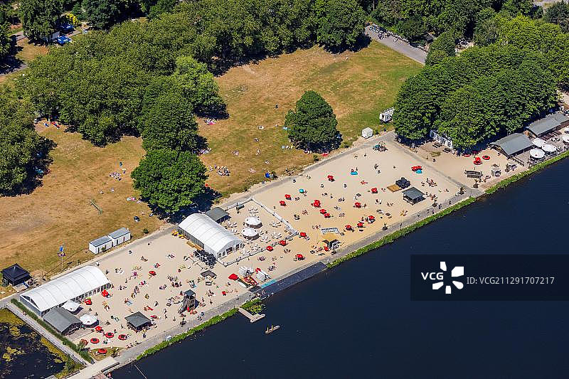 鸟瞰图，在巴尔德尼湖海滨海滩的泳池和室外游泳池巴尔德尼湖沙滩泳池和日光浴草坪，埃森，鲁尔地区，北莱茵-威斯特伐利亚，德国，欧洲图片素材