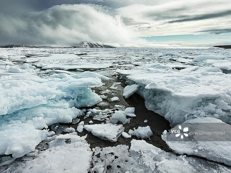 浮冰，漂流冰，带浮冰的峡湾，斯匹次卑尔根岛，斯瓦尔巴特群岛，斯瓦尔巴特和扬马延，挪威，欧洲图片素材