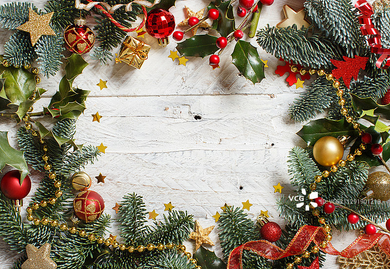 用冷杉树枝装饰的红色和金色圣诞装饰品图片素材