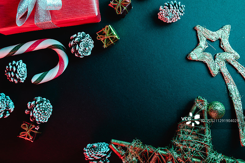 高角度的圣诞装饰上的黑色背景图片素材