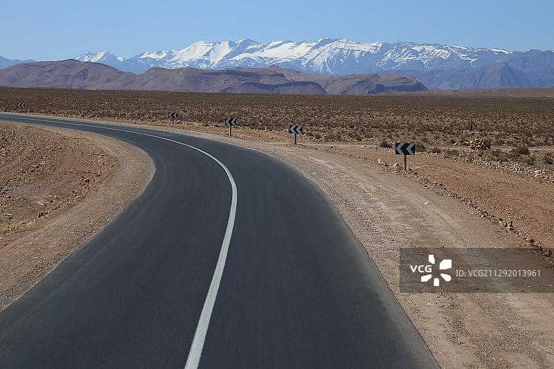 穿过沙漠的道路，阿莫兹甘，摩洛哥图片素材