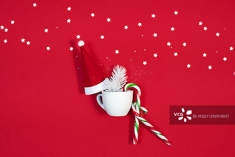 数字生成的圣诞主题图像。圣诞帽，糖果手杖，白色星星和马克杯图片素材