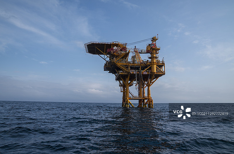 中国东海油田石油钻井平台图片素材